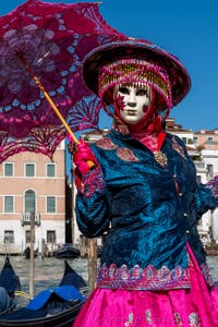 Die Kostümierten des venezianischen Karnevals vor der Madonna della Salute.