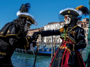 Die Kostümierten des venezianischen Karnevals vor der Madonna della Salute.