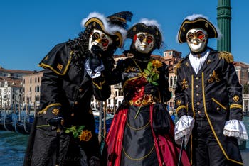 Die Kostümierten des venezianischen Karnevals vor der Madonna della Salute.