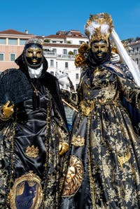 Die Kostümierten des venezianischen Karnevals vor der Madonna della Salute.