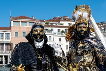 Die Kostümierten des venezianischen Karnevals vor der Madonna della Salute.