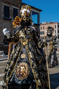 Die Kostümierten des venezianischen Karnevals vor der Madonna della Salute.