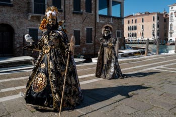 Die Kostümierten des venezianischen Karnevals vor der Madonna della Salute.