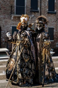 Die Kostümierten des venezianischen Karnevals vor der Madonna della Salute.