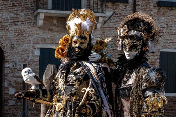 Die Kostümierten des venezianischen Karnevals vor der Madonna della Salute.