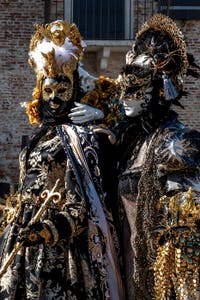 Die Kostümierten des venezianischen Karnevals vor der Madonna della Salute.