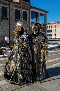 Die Kostümierten des venezianischen Karnevals vor der Madonna della Salute.