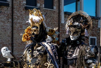 Die Kostümierten des venezianischen Karnevals vor der Madonna della Salute.