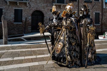 Die Kostümierten des venezianischen Karnevals vor der Madonna della Salute.