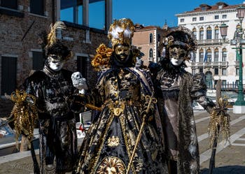 Die Kostümierten des venezianischen Karnevals vor der Madonna della Salute.