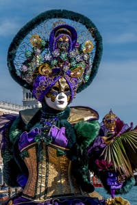 Die Kostümierten des venezianischen Karnevals vor der Madonna della Salute.