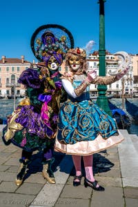 Die Kostümierten des venezianischen Karnevals vor der Madonna della Salute.