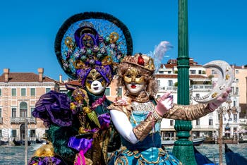 Die Kostümierten des venezianischen Karnevals vor der Madonna della Salute.