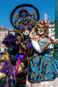 Die Kostümierten des venezianischen Karnevals vor der Madonna della Salute.