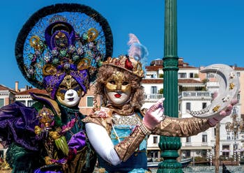 Die Kostümierten des venezianischen Karnevals vor der Madonna della Salute.