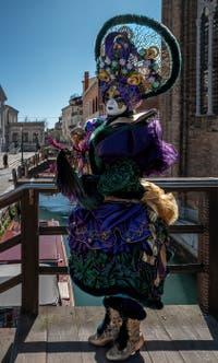 Die Kostümierten des venezianischen Karnevals vor der Madonna della Salute.