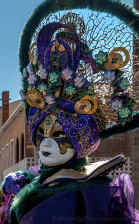 Die Kostümierten des venezianischen Karnevals vor der Madonna della Salute.