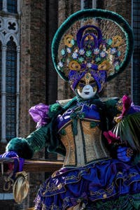 Die Kostümierten des venezianischen Karnevals vor der Madonna della Salute.