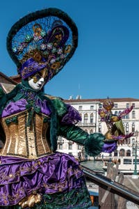 Die Kostümierten des venezianischen Karnevals vor der Madonna della Salute.