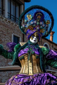 Die Kostümierten des venezianischen Karnevals vor der Madonna della Salute.