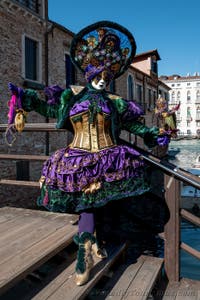 Die Kostümierten des venezianischen Karnevals vor der Madonna della Salute.