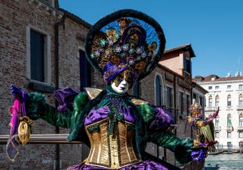 Die Kostümierten des Karnevals in Venedig vor der Kirche Madonna della Salute.