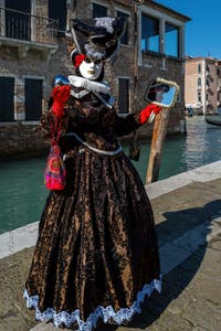 Die Kostümierten des venezianischen Karnevals vor der Madonna della Salute.