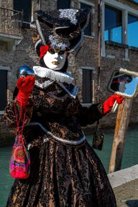 Die Kostümierten des venezianischen Karnevals vor der Madonna della Salute.