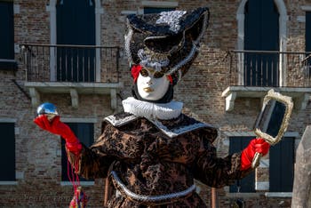 Die Kostümierten des venezianischen Karnevals vor der Madonna della Salute.