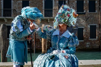 Die Kostümierten des venezianischen Karnevals vor der Madonna della Salute.