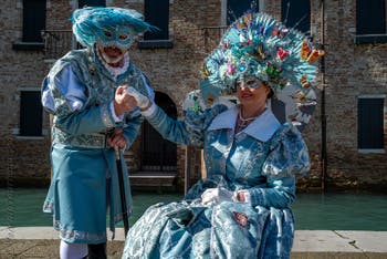 Die Kostümierten des venezianischen Karnevals vor der Madonna della Salute.