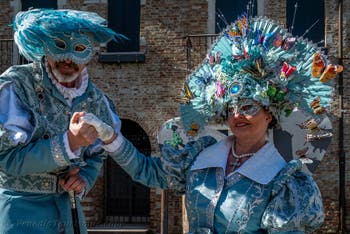 Die Kostümierten des venezianischen Karnevals vor der Madonna della Salute.