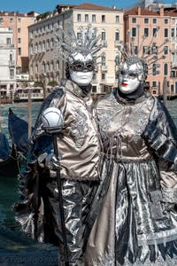 Die Kostümierten des venezianischen Karnevals vor der Madonna della Salute.