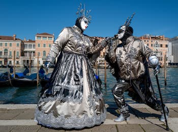 Die Kostümierten des venezianischen Karnevals vor der Madonna della Salute.