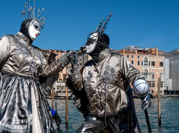 Die Kostümierten des venezianischen Karnevals vor der Madonna della Salute.