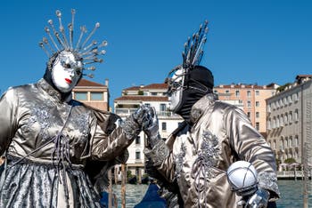 Die Kostümierten des venezianischen Karnevals vor der Madonna della Salute.