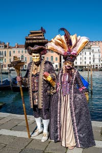 Die Kostümierten des venezianischen Karnevals vor der Madonna della Salute.