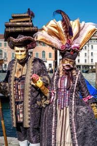 Die Kostümierten des venezianischen Karnevals vor der Madonna della Salute.