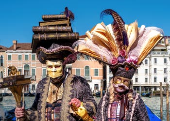 Die Kostümierten des venezianischen Karnevals vor der Madonna della Salute.