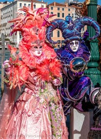 Die Kostümierten des venezianischen Karnevals vor der Madonna della Salute.