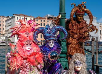 Die Kostümierten des Karnevals in Venedig vor der Kirche Madonna della Salute.