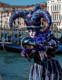 Die Kostümierten des venezianischen Karnevals vor der Madonna della Salute.