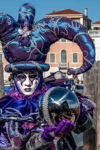 Die Kostümierten des venezianischen Karnevals vor der Madonna della Salute.