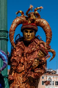 Die Kostümierten des venezianischen Karnevals vor der Madonna della Salute.