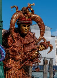 Die Kostümierten des venezianischen Karnevals vor der Madonna della Salute.