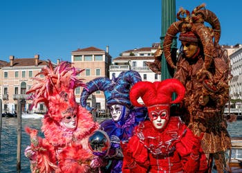 Die Kostümierten des venezianischen Karnevals vor der Madonna della Salute.