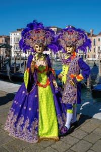 Die Kostümierten des venezianischen Karnevals vor der Madonna della Salute.