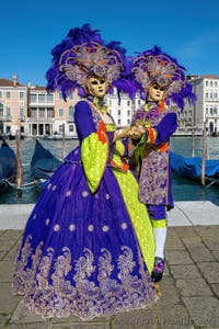 Die Kostümierten des venezianischen Karnevals vor der Madonna della Salute.