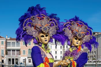 Die Kostümierten des venezianischen Karnevals vor der Madonna della Salute.