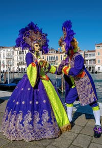 Die Kostümierten des venezianischen Karnevals vor der Madonna della Salute.